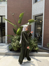 Load image into Gallery viewer, Rimas Suit - Crepe Royal