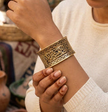 Load image into Gallery viewer, Let Love Live Bracelet - دع الحب يعيش طويلا