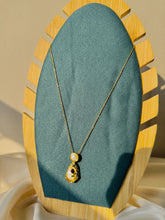 Load image into Gallery viewer, Pearly Shell Necklace - Stainless Steel
