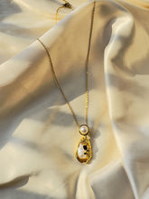 Load image into Gallery viewer, Pearly Shell Necklace - Stainless Steel
