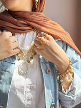 Load image into Gallery viewer, Evelyn Delicate Set - Pearl Stones
