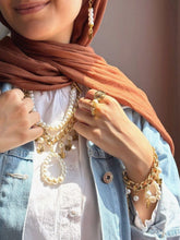 Load image into Gallery viewer, Evelyn Delicate Set - Pearl Stones
