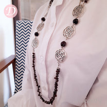 Load image into Gallery viewer, Flowery Black Seashell Necklace
