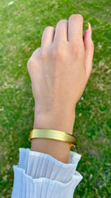 Load image into Gallery viewer, Reem bangle – Timeless Elegance

