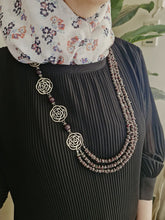 Load image into Gallery viewer, Flowery Necklace - Broken stone
