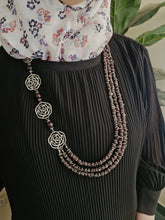 Load image into Gallery viewer, Flowery Necklace - Broken stone
