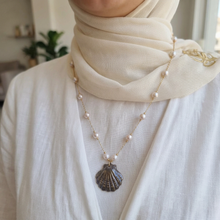 Load image into Gallery viewer, Black Sea Shell Summer Necklace - Stainless
